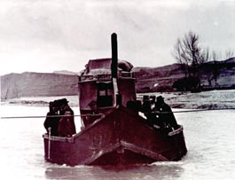 Diligencia atravesando el r�o Guardal sobre una barcaza, all� a principios del siglo XX